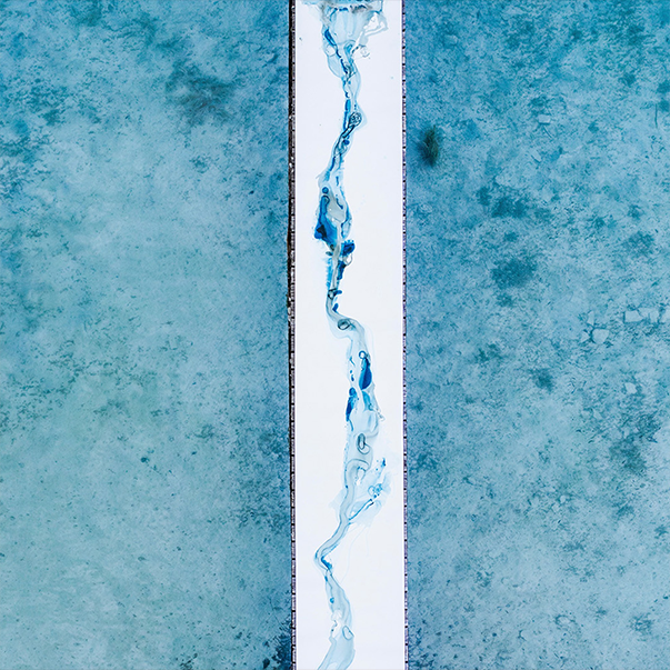 Wasserfall, 2024, Blaue Tusche auf Papier, 900 x 100 cm